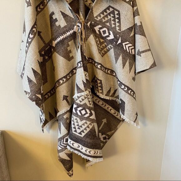 Black Swan-Aztec Faux Fur Collar Fall/Winter Poncho - Picture 11 of 13